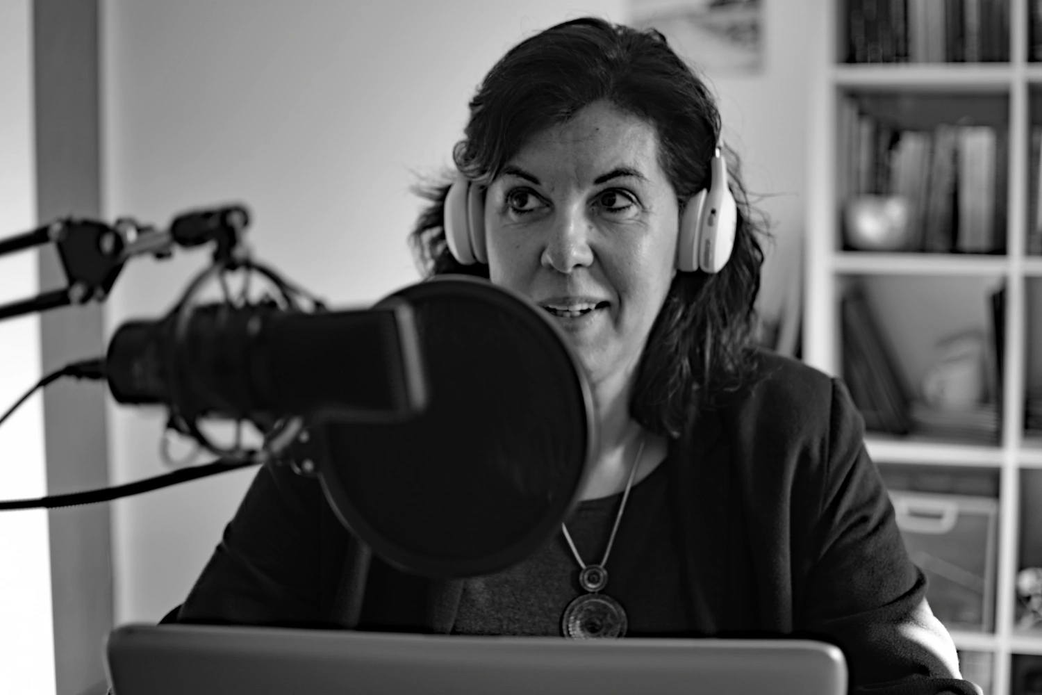 Kathrin Graßhoff, Schwarz-Weiß-Aufnahme im Podcast-Studio