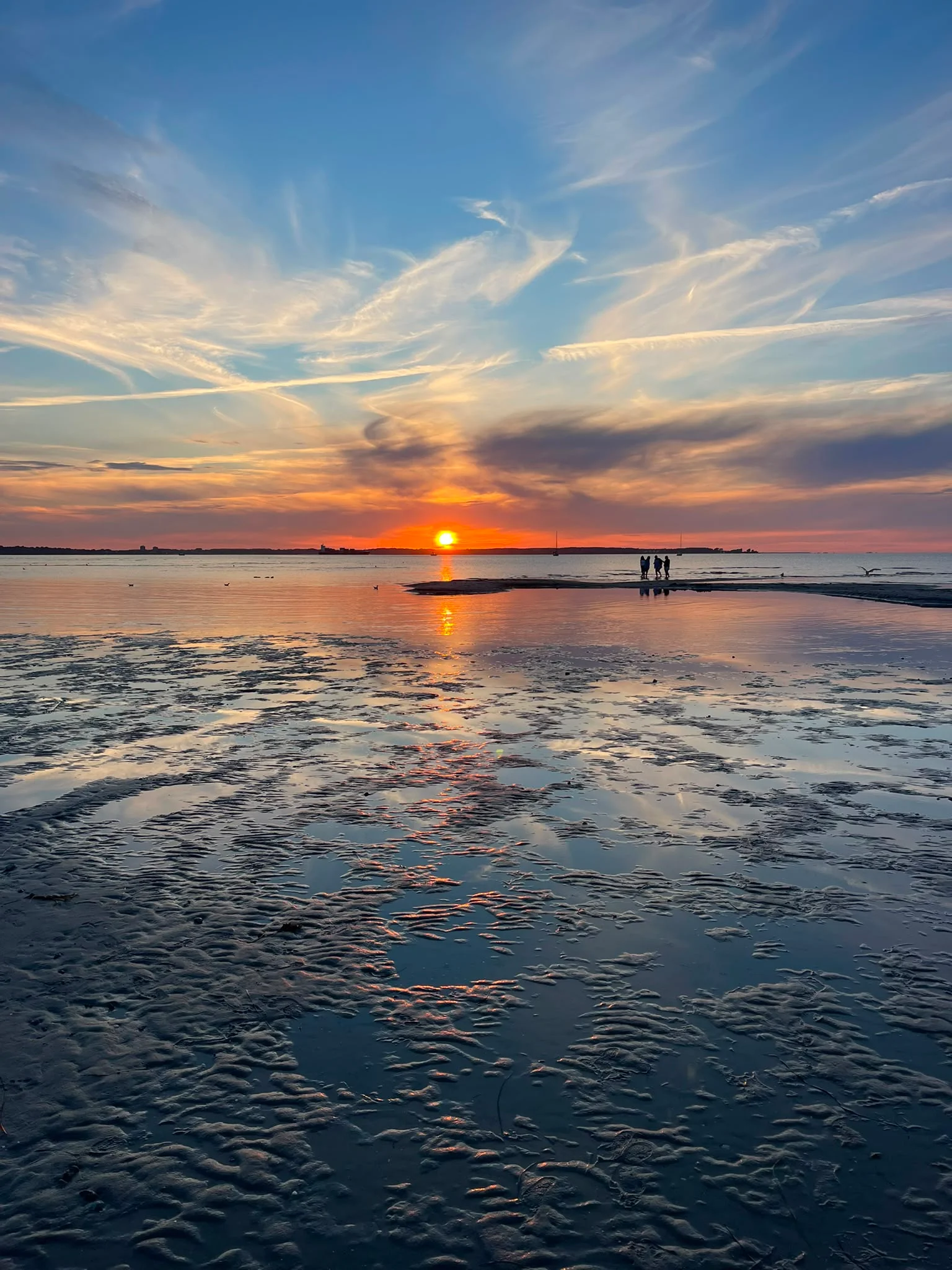Sonnenuntergang über der Ostsee mit weitem Strand und Küste