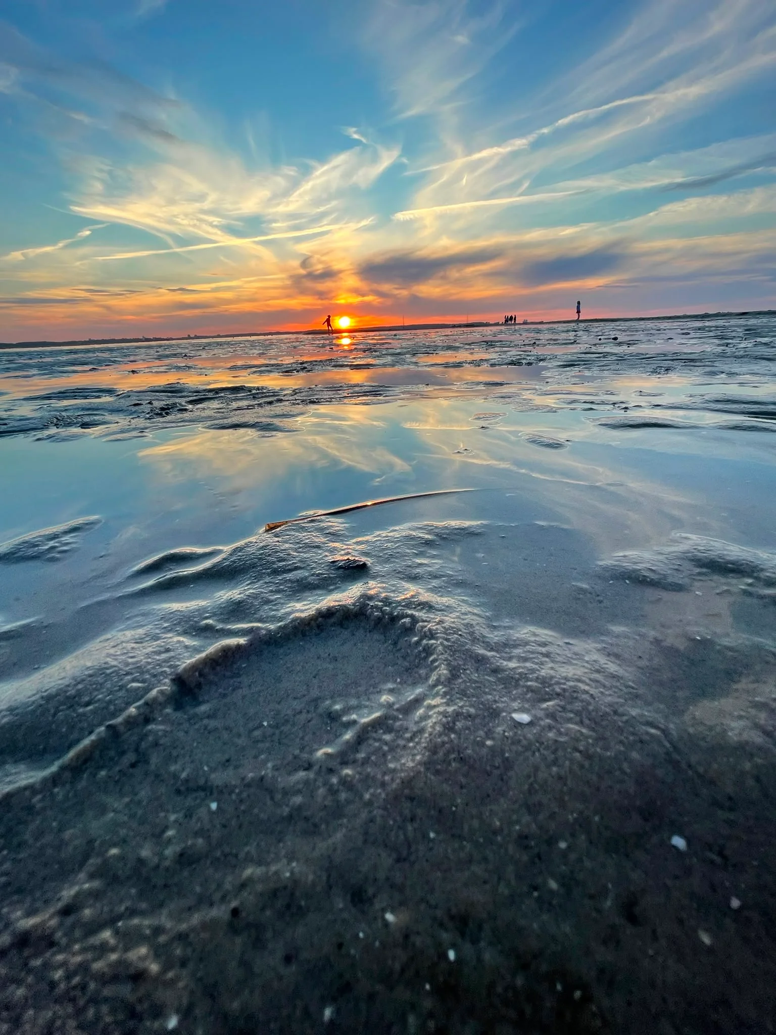 Sonnenuntergang und weiter Strand an der Ostsee